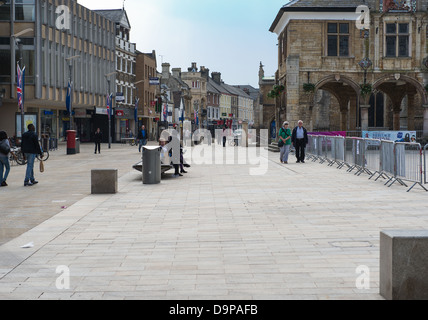 Einkaufsstraße in Peterborough mit Corn Exchange im Blick Stockfoto