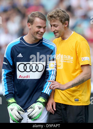 Deutsche Nationaltorwart Manuel Neuer (L) und Fußballer Stefan Kiessling sprechen während der Fußball-Charity-match zwischen "Manuel Neuer & Freunde" und "Nowitzki Allstars" in Würzburg, Deutschland, 23. Juni 2013. Der Erlös der Veranstaltung ging an das Projekt "Fußball trifft Kultur" der internationale LitCam-Kampagne. Foto: DANIEL KARMANN Stockfoto