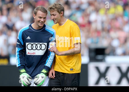 Deutsche Nationaltorwart Manuel Neuer (L) und Fußballer Stefan Kiessling sprechen während der Fußball-Charity-match zwischen "Manuel Neuer & Freunde" und "Nowitzki Allstars" in Würzburg, Deutschland, 23. Juni 2013. Der Erlös der Veranstaltung ging an das Projekt "Fußball trifft Kultur" der internationale LitCam-Kampagne. Foto: DANIEL KARMANN Stockfoto