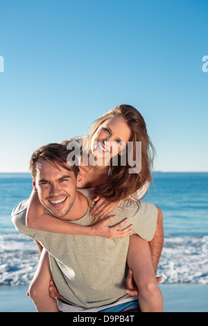 Man gibt ein Schweinchen zurück zu seiner Freundin im Sommer Stockfoto