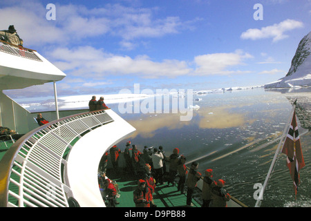 Passagiere genießen ein Panorama aus Fels und Eis, wie MS Nordnorge durch Neumeyer Kanal, Antarktis gleitet Stockfoto