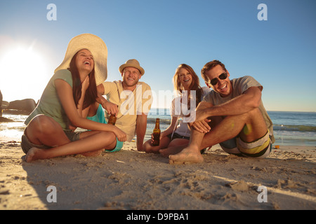Party am Strand mit Bier Freunde lachen Stockfoto