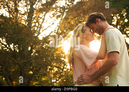 Liebhaber in einem Park in der Sonne entspannen Stockfoto