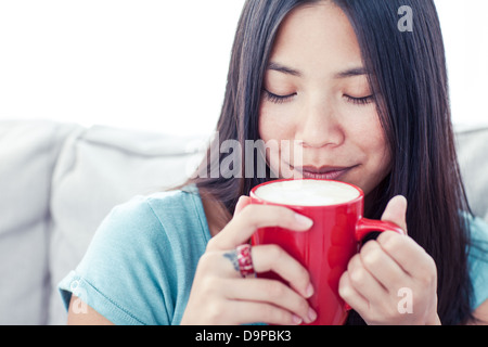 Asiatische Frau Kaffee trinken Stockfoto