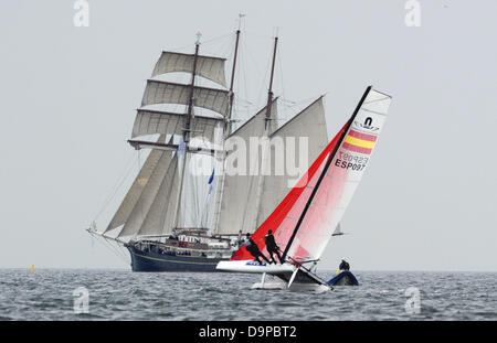 Kiel-Schilksee, Deutschland, 24 Juni 2013.Spanish Silors Marc Verdaguer und Marina Lopez Casanova in einer Regatta der neuen Olympischen Nacra 17-Klasse auf der Ostsee vor Kiel-Schilksee, Deutschland, 24. Juni 2013 antreten. 4.500 Athleten aus 50 Ländern kämpfen während der Kieler Woche. : Bildnachweis CARSTEN REHDER: Dpa picture-Alliance/Alamy Live News Stockfoto