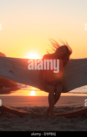 Frau in Hängematte am Strand Stockfoto