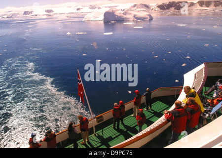 Passagiere genießen ein Panorama aus Fels und Eis, wie MS Nordnorge durch Neumeyer Kanal, Antarktis gleitet Stockfoto