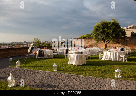 Dekoriert, weißen Tisch und Stühle bereit für Hochzeitsfeier Stockfoto