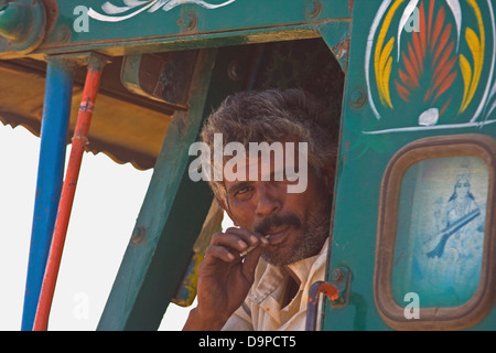 Indien, Karnataka, Belgaun, LKW-Fahrer Stockfoto