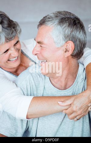 Ehepaar im Ruhestand gemeinsam lachen Stockfoto