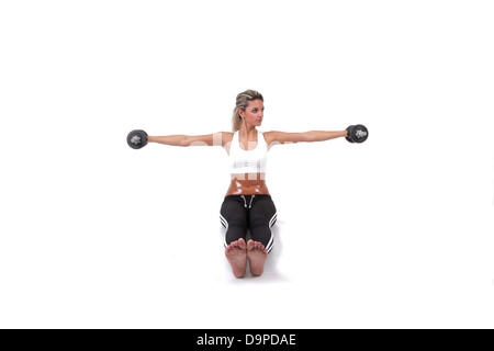 Fitness-Frau trainieren Sie im Studio Gewichtheben liegend weiß Stockfoto