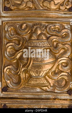 Asien, Indien, Karnataka, Bylakuppe, Golden Temple, Detail einer Tür Stockfoto