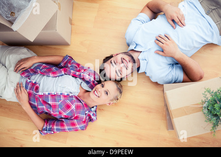 Glückliches Paar liegen auf dem Holzboden Stockfoto
