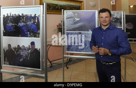 Sojus-Besatzung-Kommandant ist Roman Yurievich Romanenko gelten im Rahmen einer Pressekonferenz in Teplice, Tschechische Republik, 24. Juni 2013. Roman Yurievich Romanenko kam, um in Teplice Spa nach 145 Tagen im Weltraum zu rehabilitieren. (CTK Foto/Libor Zavoral) Stockfoto