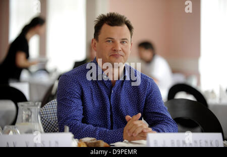 Sojus-Besatzung-Kommandant ist Roman Yurievich Romanenko gelten im Rahmen einer Pressekonferenz in Teplice, Tschechische Republik, 24. Juni 2013. Roman Yurievich Romanenko kam, um in Teplice Spa nach 145 Tagen im Weltraum zu rehabilitieren. (CTK Foto/Libor Zavoral) Stockfoto