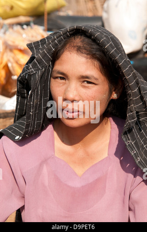 Junge burmesische Frau schaut in die Kamera in einem Markt, Myanmar (Burma) Stockfoto