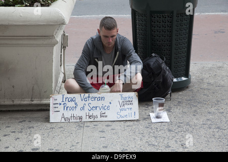 Obdachlose junge Irak-Krieg-Veteran betteln an der 34th Street in New York City. Es gibt viele Kriegsopfer, die Straßen der Stadt wandern Stockfoto