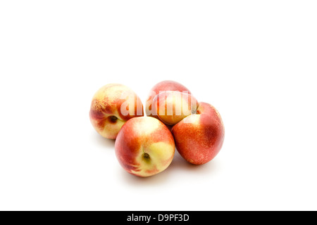 Frische Nektarinen auf weißem Hintergrund Stockfoto