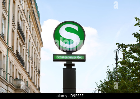 S-Bahn-Eingang bin Brandenburger Tor in Berlin Mit Haus Und Bäumen Stockfoto