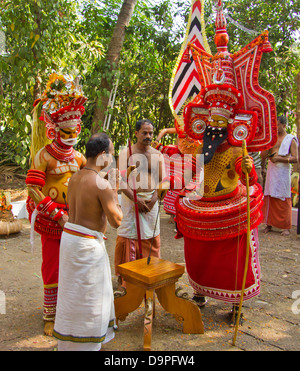 THEYYAM GÖTTER HANDELN IN SÜDINDIEN EIN HINDU RELIGIÖSEN ZEREMONIE Stockfoto