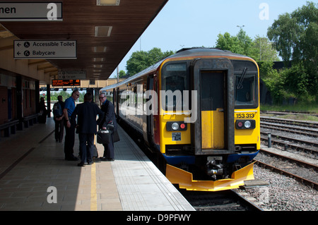 East Midlands Züge Klasse 153 Diesel am Bahnhof Leicester, UK Stockfoto