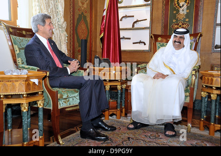 Sekretär Kerry erfüllt mit Amir Hamad bin Khalifa al-Thani Stockfoto