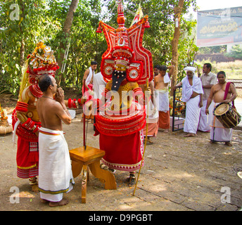 THEYYAM GÖTTER MIT MUSIKERN, DIE IN EINER RELIGIÖSEN ZEREMONIE KANNUR SÜDINDIEN Stockfoto