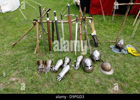 Mittelalterliche Ritter-Helm mit Visier im Freien, Sworts, Handschuhe und Körperschutz Stockfoto