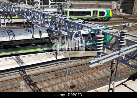 London-Midlands-Züge kommen und gehen von Birmingham New Street Station Stockfoto