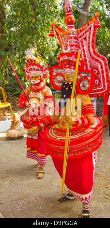 THEYYAM GÖTTER HANDELN IN EINER RELIGIÖSEN ZEREMONIE IN KANNUR KERALA SÜD-INDIEN Stockfoto