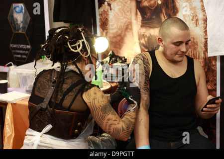 Tätowierer arbeiten auf Brighton Tattoo convention Stockfoto