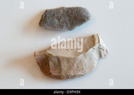 Eine Nahaufnahme der einige Aborigines Stein Schneidwerkzeuge. Diese wurden an einem Strand in Wollongong, Australien gefunden. Stockfoto