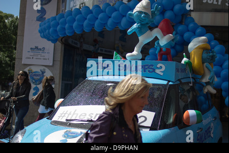 Drei Figuren der Schlümpfe auf eine Werbe Auto. Stockfoto