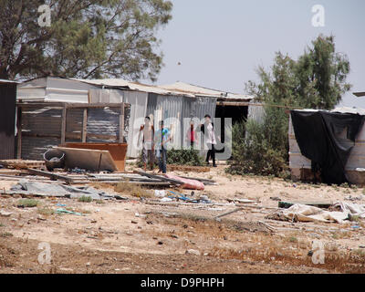 Israel. 24. Juni 2013. Jungen Beduinen-Kinder flirt"" mit der Kamera wie sie barfuß laufen und in der unbekannte Beduinen Dorf Al Sir spielen. Das Dorf leidet die Vernachlässigung der Jahrzehnte. Schulen befinden sich in einer Entfernung von 7 Km.   Der Prawer-Begin-Satz soll die Ansiedlung von Beduinen in der Negev-Wüste zu regulieren und wird voraussichtlich in der Knesset heute Abend im ersten von insgesamt drei Lesungen trotz des Widerstands der Beduinen zu übergeben. Bildnachweis: Nir Alon/Alamy Live-Nachrichten Stockfoto