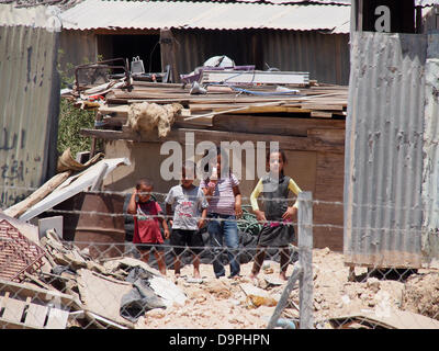 Israel. 24. Juni 2013. Jungen Beduinen-Kinder flirt"" mit der Kamera wie sie barfuß laufen und in der unbekannte Beduinen Dorf Al Sir spielen. Das Dorf leidet die Vernachlässigung der Jahrzehnte. Schulen befinden sich in einer Entfernung von 7 Km.   Der Prawer-Begin-Satz soll die Ansiedlung von Beduinen in der Negev-Wüste zu regulieren und wird voraussichtlich in der Knesset heute Abend im ersten von insgesamt drei Lesungen trotz des Widerstands der Beduinen zu übergeben. Bildnachweis: Nir Alon/Alamy Live-Nachrichten Stockfoto