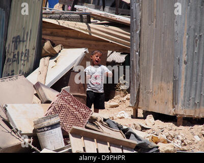 Israel. 24. Juni 2013. Jungen Beduinen-Kinder flirt"" mit der Kamera wie sie barfuß laufen und in der unbekannte Beduinen Dorf Al Sir spielen. Das Dorf leidet die Vernachlässigung der Jahrzehnte. Schulen befinden sich in einer Entfernung von 7 Km.   Der Prawer-Begin-Satz soll die Ansiedlung von Beduinen in der Negev-Wüste zu regulieren und wird voraussichtlich in der Knesset heute Abend im ersten von insgesamt drei Lesungen trotz des Widerstands der Beduinen zu übergeben. Bildnachweis: Nir Alon/Alamy Live-Nachrichten Stockfoto