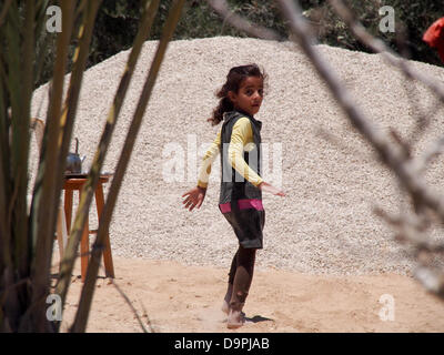 Israel. 24. Juni 2013. Jungen Beduinen-Kinder flirt"" mit der Kamera wie sie barfuß laufen und in der unbekannte Beduinen Dorf Al Sir spielen. Das Dorf leidet die Vernachlässigung der Jahrzehnte. Schulen befinden sich in einer Entfernung von 7 Km.   Der Prawer-Begin-Satz soll die Ansiedlung von Beduinen in der Negev-Wüste zu regulieren und wird voraussichtlich in der Knesset heute Abend im ersten von insgesamt drei Lesungen trotz des Widerstands der Beduinen zu übergeben. Bildnachweis: Nir Alon/Alamy Live-Nachrichten Stockfoto