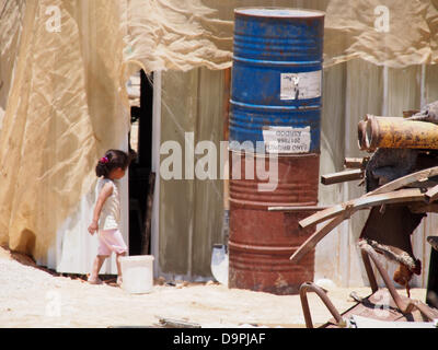 Israel. 24. Juni 2013. Jungen Beduinen-Kinder flirt"" mit der Kamera wie sie barfuß laufen und in der unbekannte Beduinen Dorf Al Sir spielen. Das Dorf leidet die Vernachlässigung der Jahrzehnte. Schulen befinden sich in einer Entfernung von 7 Km.   Der Prawer-Begin-Satz soll die Ansiedlung von Beduinen in der Negev-Wüste zu regulieren und wird voraussichtlich in der Knesset heute Abend im ersten von insgesamt drei Lesungen trotz des Widerstands der Beduinen zu übergeben. Bildnachweis: Nir Alon/Alamy Live-Nachrichten Stockfoto