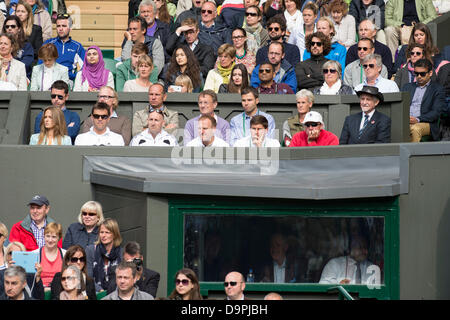 London, UK. 24. Juni 2013. Wimbledon Tennis Championships 2013 statt in The All England Lawn Tennis and Croquet Club, London, England, UK.    Andy Murray (GBR) [2] V Benjamin Becker (GER) (mit Hut) spielen auf dem Centre Court.  Die Murray-Tem einschließlich Mutter Judy Murray (hintere Reihe rechts) und seine Freundin Kim Sears das Spiel sehen. Bildnachweis: Duncan Grove/Alamy Live-Nachrichten Stockfoto