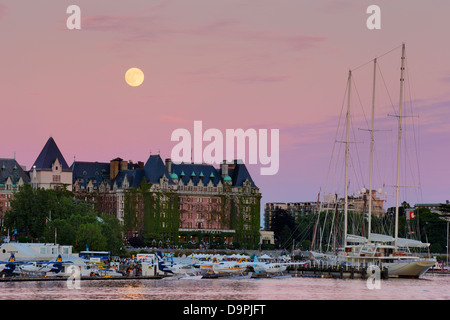 Full Moon rising hinter das Empress Hotel und Luxus Segelyacht Athena bei Dämmerung-Victoria, British Columbia, Canada. Stockfoto