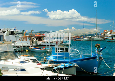 Boote bei Stadt Bol auf der Insel Brac Stockfoto