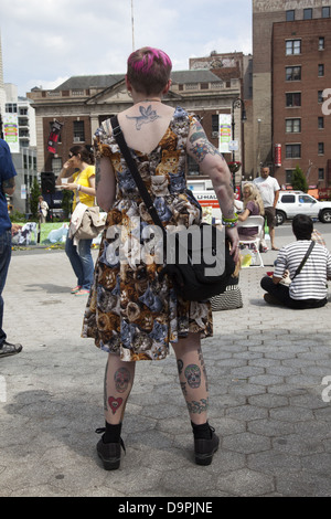 Eine offensichtliche Katzenliebhaberin am International Animal Rights Day treffen in Union Square, New York. Stockfoto