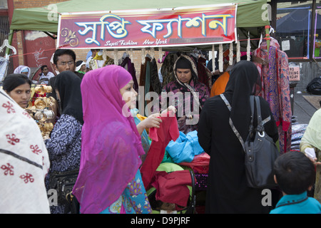 Frauen-Shop für Kleidung ein Bangladeshi Straße Messe und Festival in "Little Bangladesch" entlang McDonald Avenue in Brooklyn, New York Stockfoto