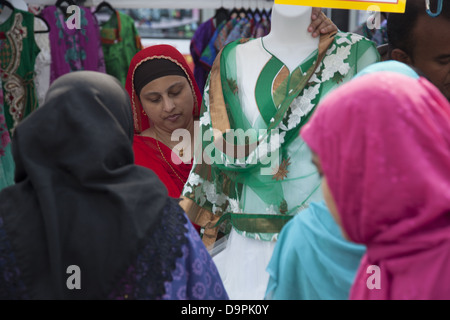 Frauen-Shop für Kleidung ein Bangladeshi Straße Messe und Festival in "Little Bangladesch" Brooklyn, New York Stockfoto