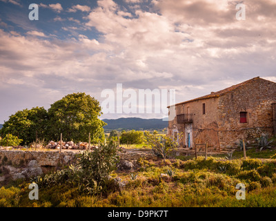 Traditionelles Bauernhaus in der Nähe von Pals, Katalonien, Spanien. Stockfoto