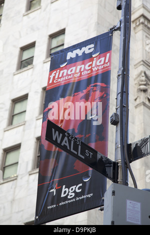 Ecke Wall Street und Nassau St. von der New York Stock Exchange mit einer Finanz-Hauptstadt der Welt-Banner fliegen über. Stockfoto