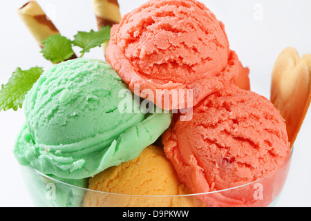 Frucht-Sorbets in Eis-Coupé Stockfoto