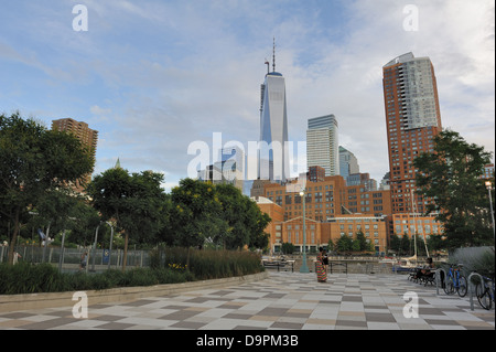 Hudson River Park Pier 25 im Stadtteil Tribeca New York hat Blick auf das World Trade Center und lower Manhattan. Stockfoto