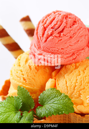 Eis in einer Waffel-Korb Stockfoto