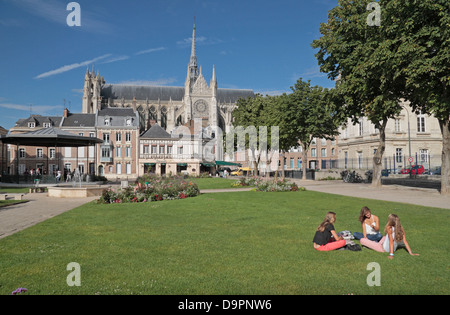 Blick über quadratische Jules Bocquet zur Somme, Frankreich, Amiens, Kathedrale von Amiens und Picardie. Stockfoto